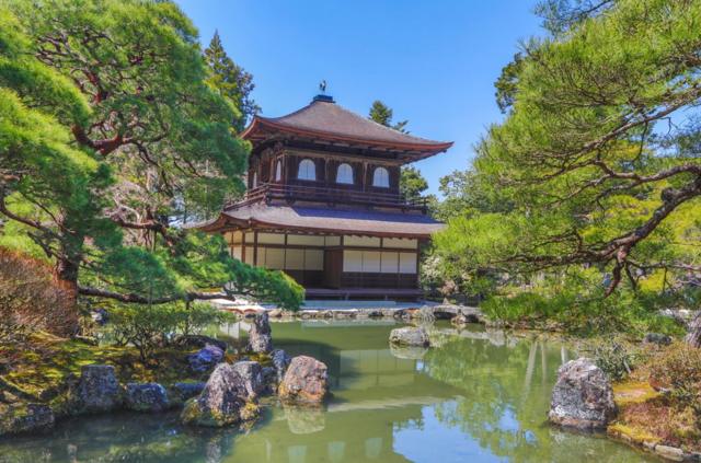 虽然不如其姊妹寺庙金阁寺华丽，但京都的银阁寺展现出一种更深层的美感。