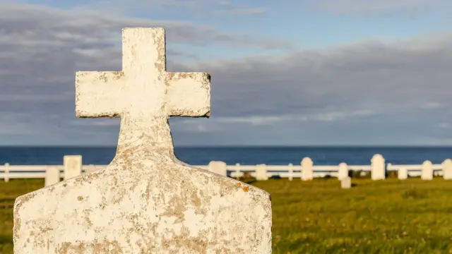 Мирное кладбище на откосе над морем