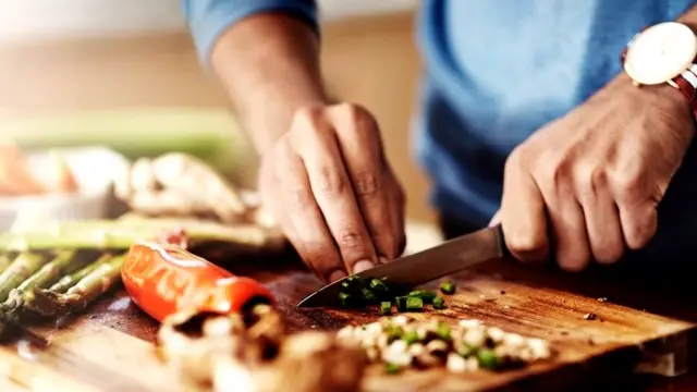 여러 사람이 같이 먹었을 경우 고지방 음식을 포함해 식사량의 44 %를 더 먹게 되는 것으로 조사됐다