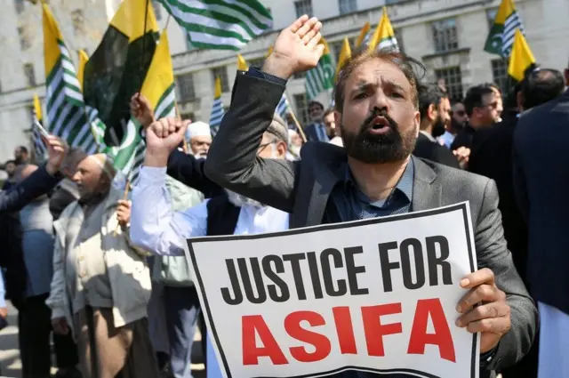 લંડનમાં મોદીનો વિરોધ કરી રહેલાં લોકો