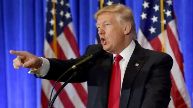 Ông Trump thường gọi nói những tin mà ông không ưa là "tin giả".