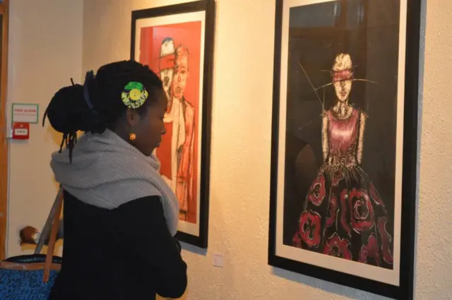 Watanzania wachache wanaenda kuangalia maonesho ya wachoraji wazawa