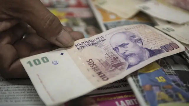 అర్జెంటీనాకు ఉన్న అప్పుల్లో 70 శాతం విదేశీ కరెన్సీలోనే ఉన్నాయి.