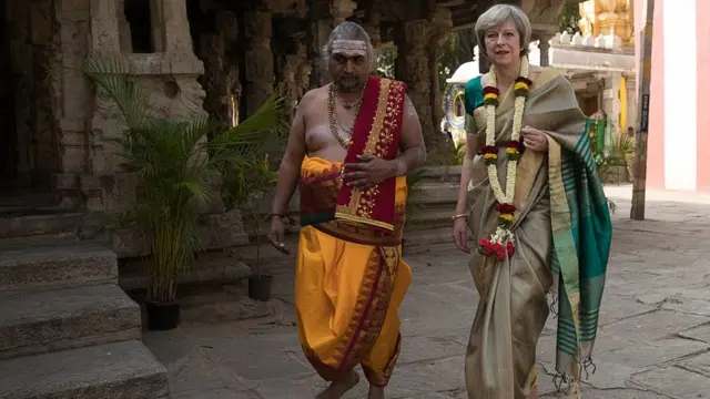 பட்டுச்சேலையில் வலம்வந்த பிரிட்டன் பிரதமர் தெரீசா மே