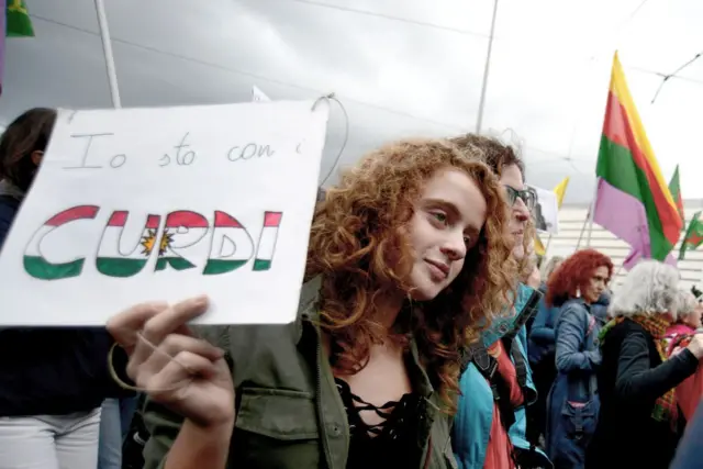 آلاف الأشخاص يشاركون في مسيرة ضد الحرب التركية على مناطق الأكراد في سوريا. نوفمبر/تشرين الثاني 2019 (روما - إيطاليا).