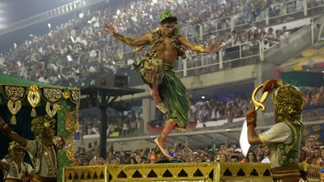 सांबोड्रोमो नाम से मशहूर इस कार्निवाल में दुनियाभर से सांबा सिखाने वाले स्कूल भागीदारी करते हैं.