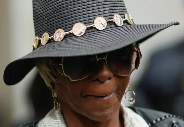 Dženis Smol Kombs, majka Šona Kombsa sa crnim šeširom na glavi