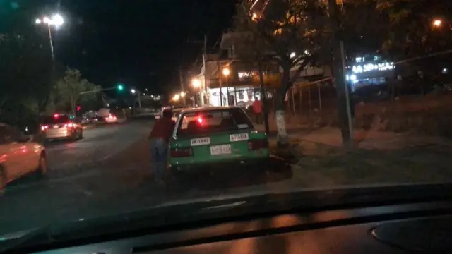 Motoristajogoscassinotáxi tendo que empurrar seu carrojogoscassinoGuanajuato, no México