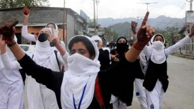 பாதுகாப்பு படையினருக்கு எதிராக கல்வீசும் பள்ளி, கல்லூரி மாணவிகள்