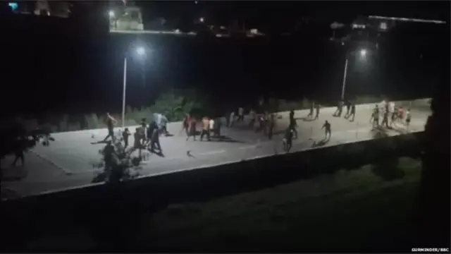 वायरल हो रही कुछ तस्वीरों में पुलिस छात्रों से बात कर उन्हें समझाने की कोशिश भी कर रही है