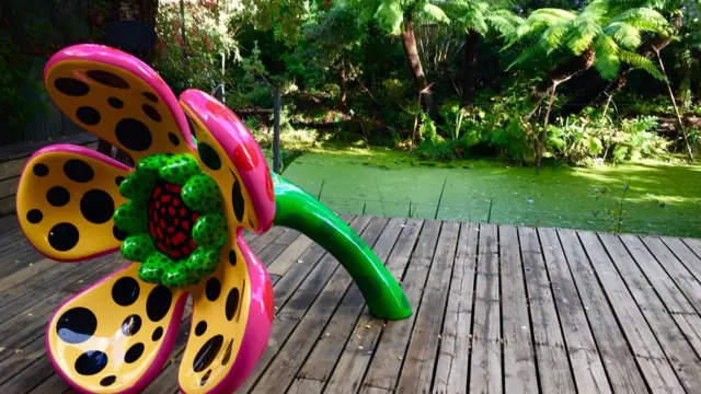 бронзовый цветок во дворе галереи