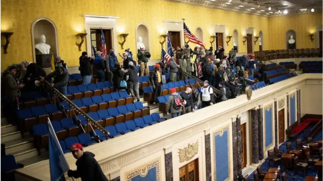 Awọn ololufẹ Trump fi ipa wọ ile aṣofin apapọ Amẹrika