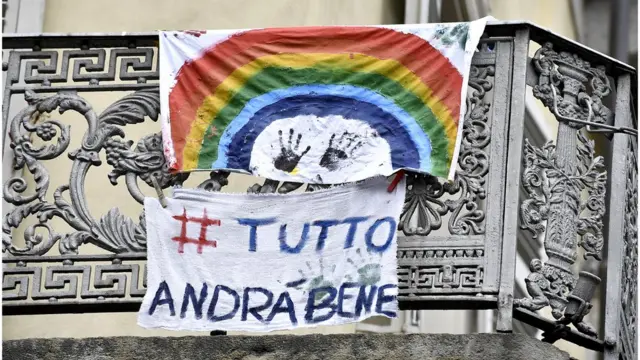 Pano pintado com a hashtag "tudo vai ficar bem" pendurado4motion o que écasa na Itália