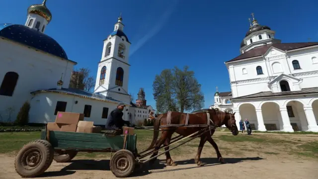 Hombre con su carro de caballos