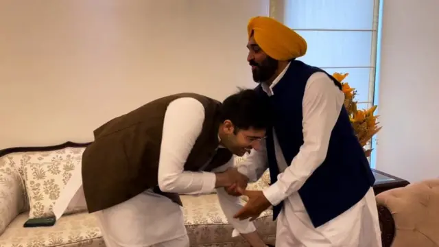 ਆਮ ਆਦਮੀ ਪਾਰਟੀ ਦਾ ਮੰਨਣਾ ਹੈ ਕਿ ਰਾਘਵ ਚੱਢਾ ਦੀ ਨਿਯੁਕਤੀ ਗ਼ੈਰਕਾਨੂੰਨੀ ਨਹੀਂ ਹੈ।