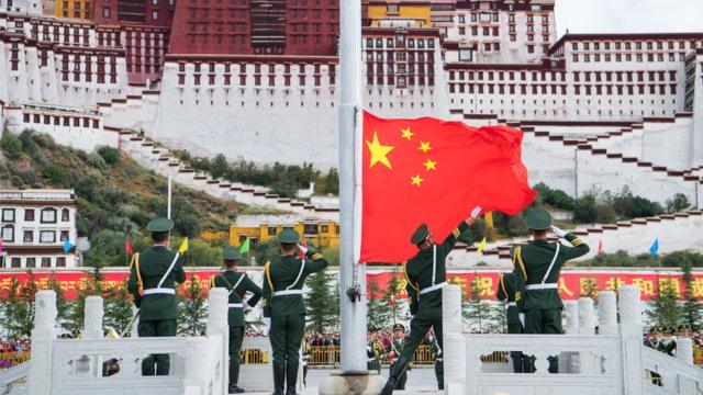 10月1日上午，西藏自治區在布達拉宮廣場舉行"升國旗、唱國歌"儀式，慶祝中華人民共和國成立68週年。