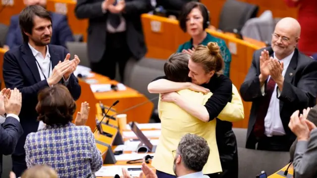 Molly Scott Cato abrazada por sus colegas.