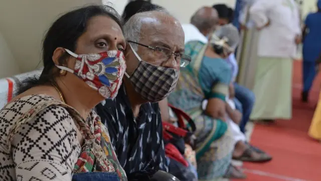 தடுப்பூசி போட காத்திருப்போர்