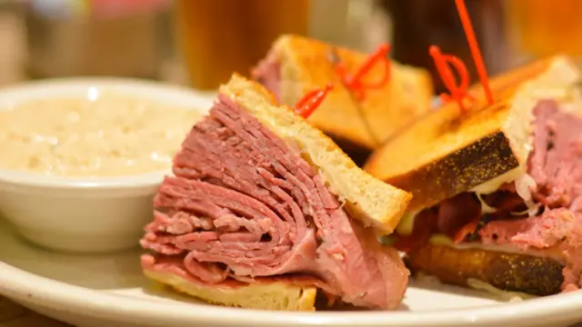 Sándwich de carne curada