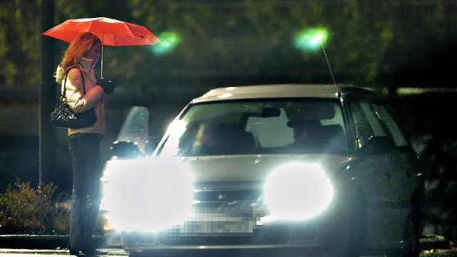 ગ્રાહકની રાહ જોતી પ્રૉસ્ટીટ્યૂટ