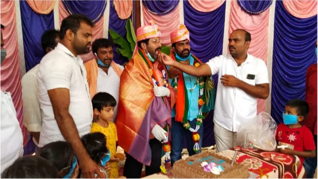 विधायक केक खाते हुए
