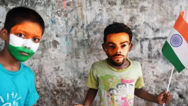 विराट कोहलीचा मास्क घातलेला चाहता