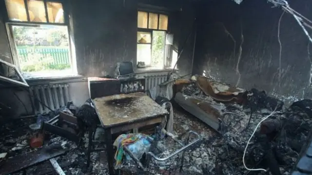 Зруйнований снарядом будинок