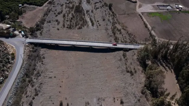 Lo que antes era un río es hoy un solo un lecho de tierra seca.