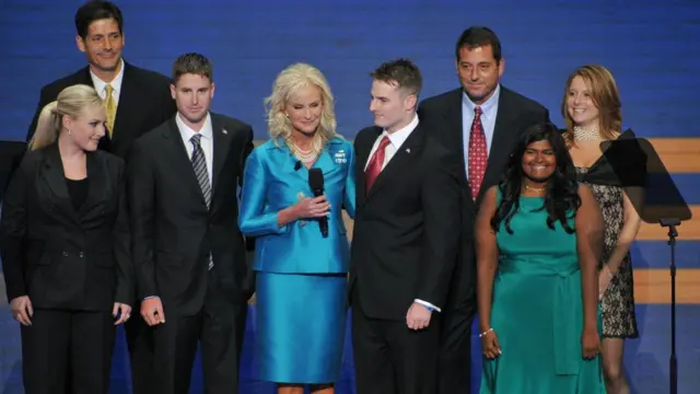 এক অনুষ্ঠানে পরিবারের সাথে ব্রিজেট।