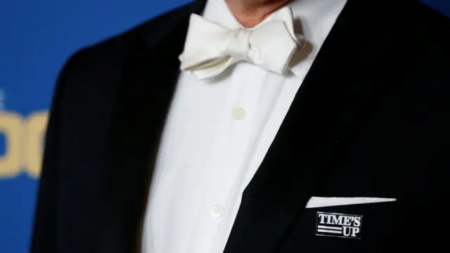 男影星布拉德利·维特福德戴着"时间到了"（time's up)别针出席导演公会奖颁奖仪式，支持好莱坞女性平权运动。