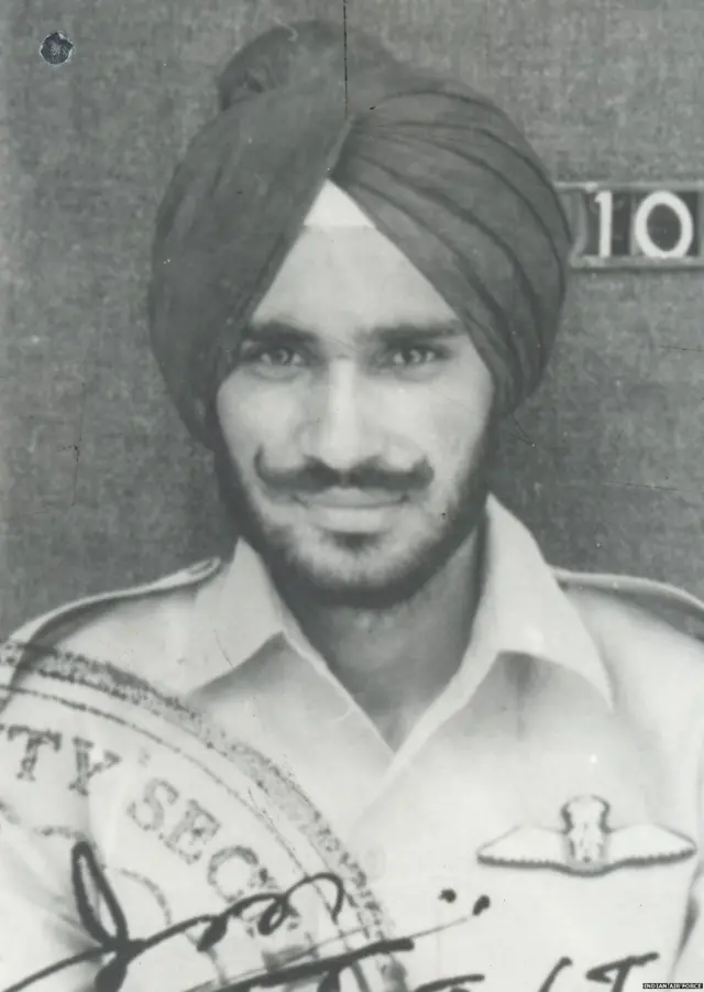 ਫਲਾਈਂਗ ਅਫਸਰ ਨਿਰਮਲਜੀਤ ਸਿੰਘ ਸੇਖੋਂ ਦਾ ਮੁਕਾਬਲਾ 6 ਪਾਕਿਸਤਾਨੀ ਲੜਾਕੂ ਹਵਾਈ ਜਹਾਜ਼ਾਂ ਨਾਲ ਹੋਇਆ ਸੀ