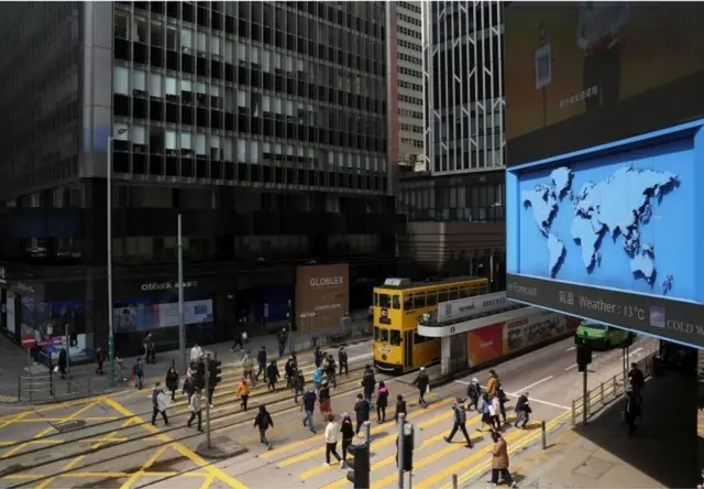 行人走過香港市區十字路口