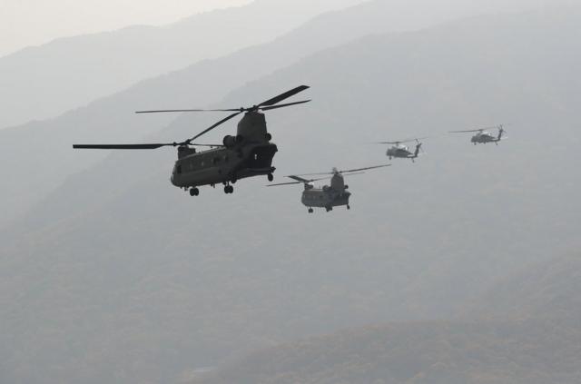 美国总统特朗普周三乘坐"海军陆战队一号"直升机离开首尔前往京畿道平泽驻韩美军乌山空军基地途中照片。