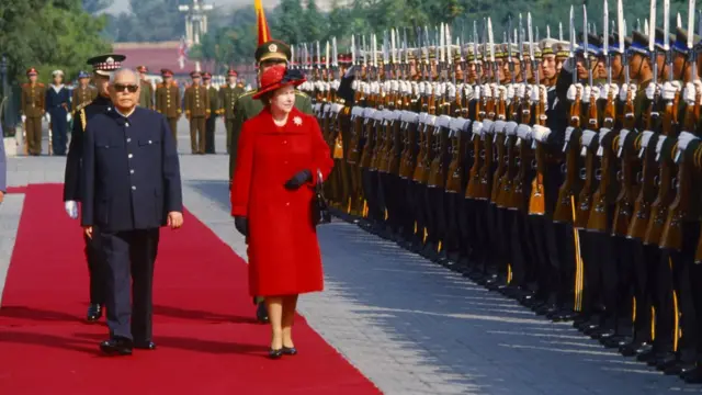 北京天安门广场上李先念（左）与伊丽莎白二世（中）检阅中国解放军仪仗队（13/10/1986）