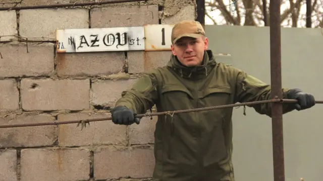 Серж Марко допомагає бійцям морської піхоти, чиї позиції знаходяться на маріупольському напрямку