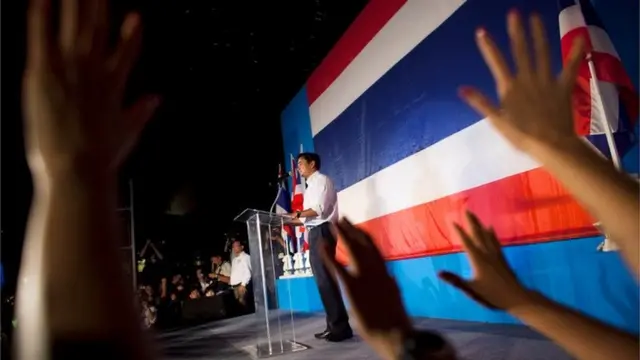 ปชป. ให้เหตุผลในการเปิดเวทีปราศรัยที่แยกราชประสงค์ก่อนการเลือกตั้ง 3 ก.ค. 2554 ว่าต้องการพูดความจริง และแก้ข้อความใส่ร้ายของ พท. ที่ว่า "นายอภิสิทธิ์สั่งฆ่าประชาชน" พร้อมยืนยันว่าไม่ต้องการสุมไฟความขัดแย้ง