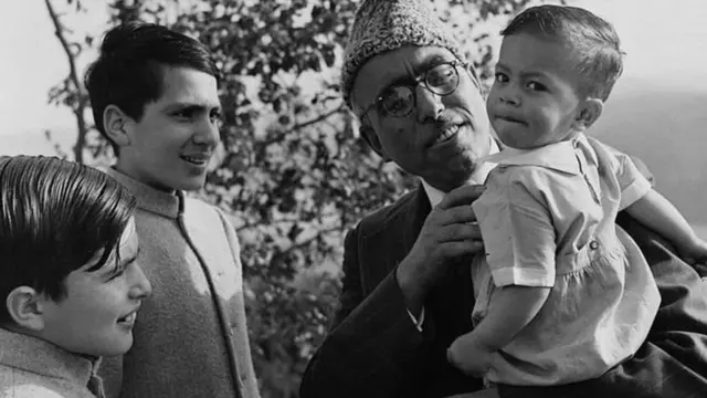 શેખ અબ્દુલ્લા પૌત્ર અને પૌત્રી સાથે