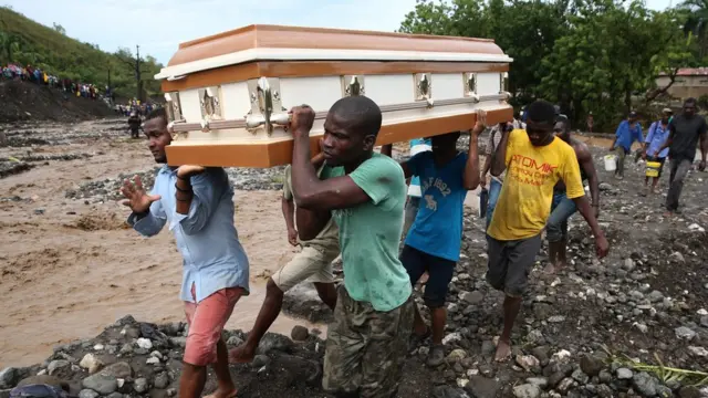 Tabut taşıyan Haitililer