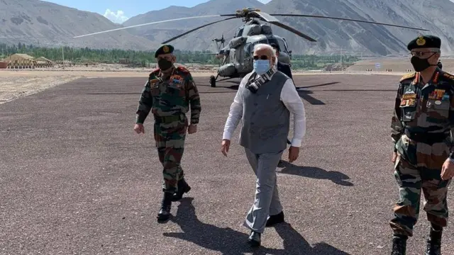 प्रधानमंत्री के साथ जनरल रावत