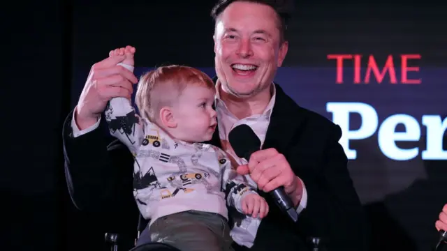 Elon Musk ao lado do filho X Æ A-12