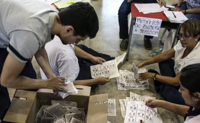 Gente contando los votos