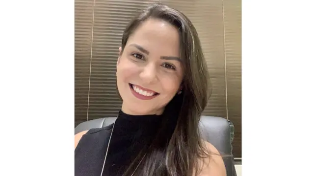 Selfie de Lísia Daniella en su escritorio