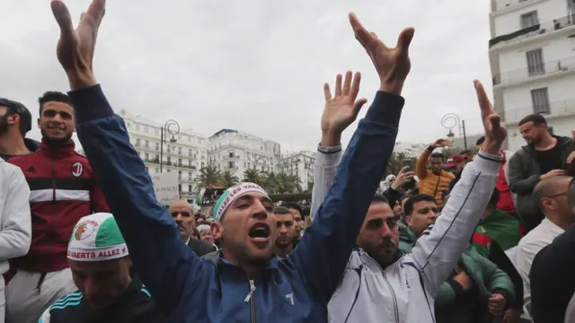 Imyiyerekano yo kwiyamiriza Prezida Bouteflika yatanguye mu kwezi guheze, atangaje ko azokwitoza mu kiringo kigira gatanu