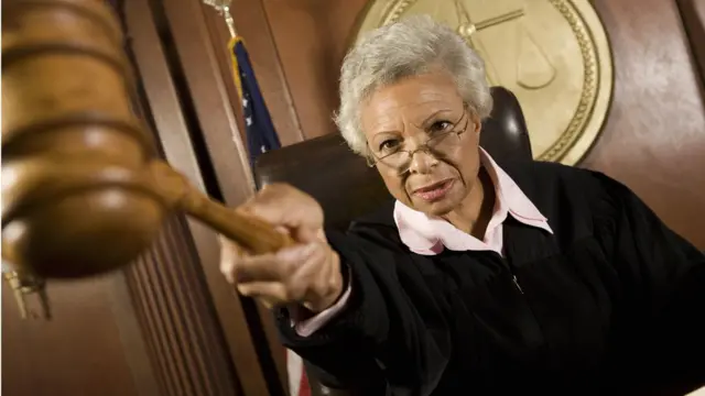 Un juge pointant son maillet