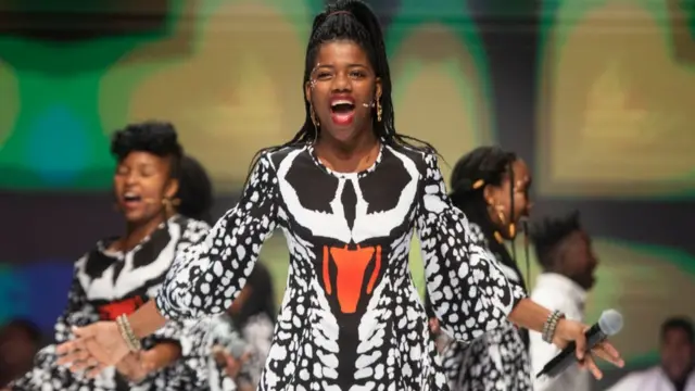 Kwaya ya vijana ya Ndlovu wakifanya onesho