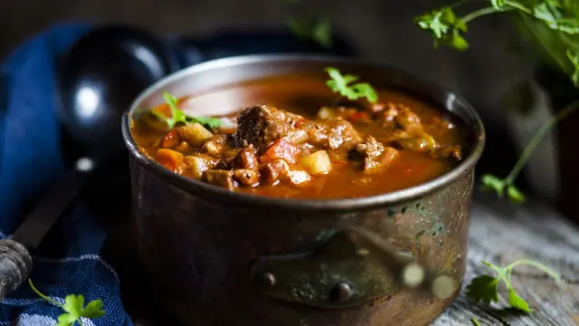 Тушеное мясо в кастрюле