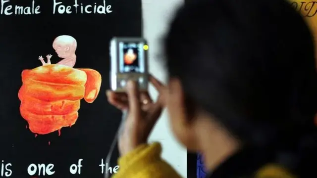 மோசமான குழந்தை பாலின விகிதத்தைக் கொண்ட மாநிலங்களில் ஒன்றான பஞ்சாபின் அமிர்த்ஸரில் பெண் சிசுக்கொலை குறித்த கண்காட்சி