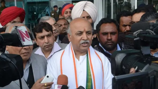 પત્રકારો સાથે વાત કરતા પ્રવીણ તોગડિયા