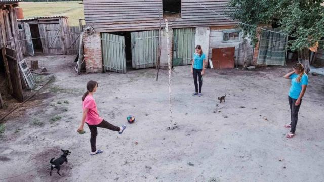 дочери играют в футбол