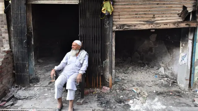 দিল্লির শিব বিহারে হিন্দু-মুসলিম দাঙ্গায় পুড়িয়ে দেয়া হয় এই ব্যবসায়ীর দোকান, ১৫-০৫-২০২০।